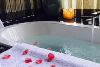 哈尔滨水疗池中的失重冥想：当身体学会漂浮